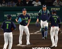 　２回、ピンチを迎えマウンドで渋い表情を見せる石川（中央左）＝撮影・山口登