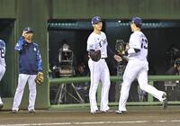 　５回ベンチ前でナインを迎える菅井（右から２人目）＝撮影・持木克友