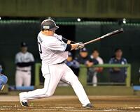 　１回、左前適時打を放つ中村（撮影・持木克友）