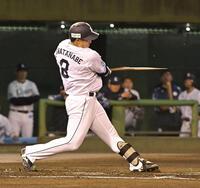 　１回、ショートへの適時内野安打を放つ渡部聖（撮影・持木克友）