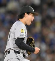 　７回、戸柱から空振り三振を奪い、ほえる山崎（撮影・伊藤笙子）