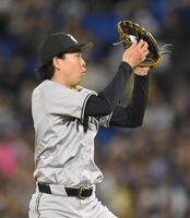 　６回、京田の打球を好捕する山崎（撮影・伊藤笙子）