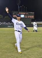 　先発で今季１勝目を挙げファンの声援に応える菅井（撮影・持木克友）