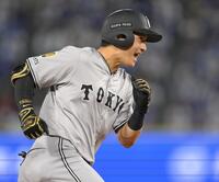 　７回、右越えソロを放ち、ほえる泉口（撮影・伊藤笙子）