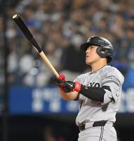 　４回、左越えソロを放ち、打球を見つめる岡本（撮影・伊藤笙子）