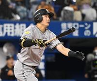 　７回、右越えソロを放つ泉口