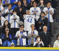 　９回、ライトスタンドで応援するＤｅＮＡファン（撮影・伊藤笙子）