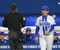 　８回の攻撃を終え、投手交代を告げる三浦監督（撮影・伊藤笙子）