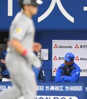 　８回、甲斐に犠飛を打たれ、首をかしげる三浦監督（撮影・伊藤笙子）