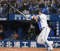 　９回、右中間へ３ランを放つ牧（撮影・伊藤笙子）