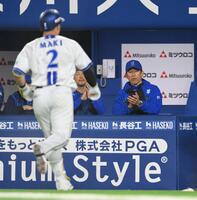 　９回、右中間へ３ランを放った牧（左）を迎える三浦監督（撮影・伊藤笙子）