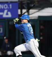 　５回、２点二塁打を放つ清宮幸（撮影・金田祐二）