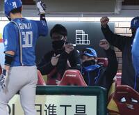 　５回、清宮幸の２点二塁打でご機嫌の新庄監督（撮影・金田祐二）