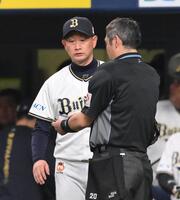 　６回を終え、選手交代を告げる岸田監督（撮影・西田忠信）