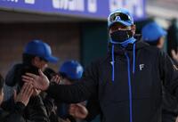 　勝利のタッチを交わす新庄監督（撮影・金田祐二）