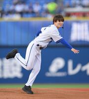 　セレモニアルピッチでストライクボールを投げる高橋優斗（撮影・伊藤笙子）