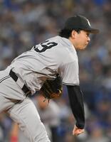 　力投する先発の山崎（撮影・伊藤笙子）