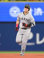 　４回、左越えソロを放った岡本（撮影・伊藤笙子）