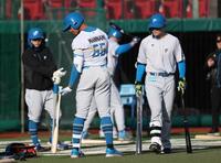 　“魚雷バット”を手にする万波。右は清宮幸（撮影・金田祐二）