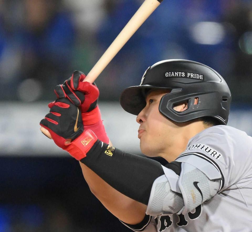 　６回、適時二塁打を放つ岡本