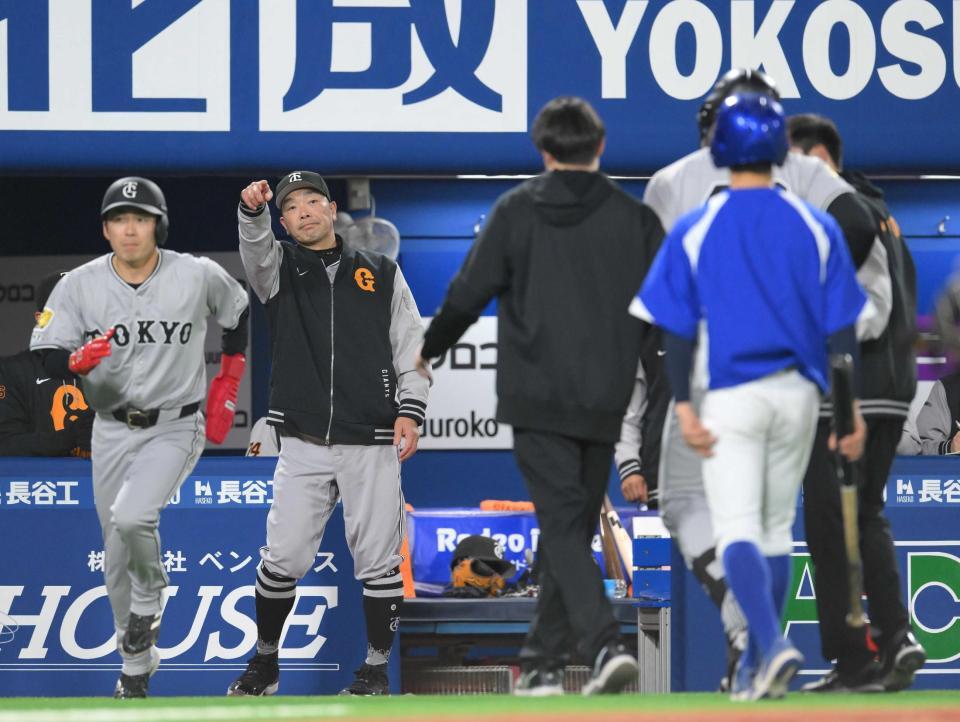 　１１回、死球を受けたヘルナンデスの代走に増田大（左）を送る阿部監督（撮影・伊藤笙子）