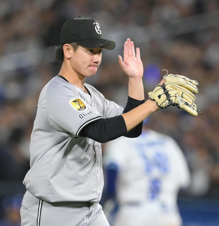 　６回を投げ終え、グラブをポーンとたたく井上（撮影・伊藤笙子）