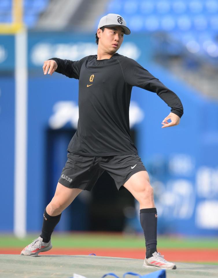 　マウンドをチェックする山崎（撮影・伊藤笙子）