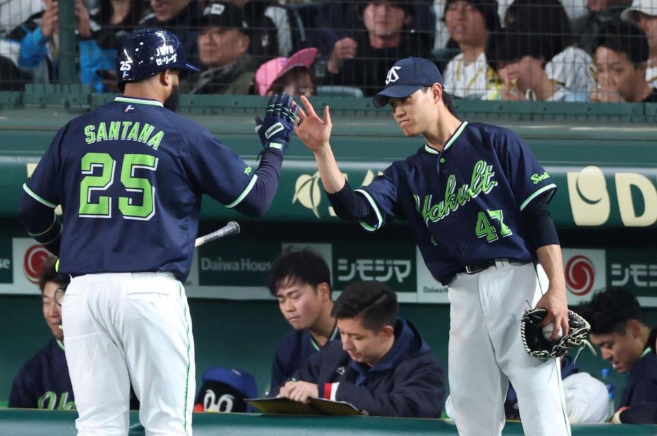 　８回、先制適時二塁打を放ったサンタナ（左）を迎える高橋（撮影・中田匡峻）