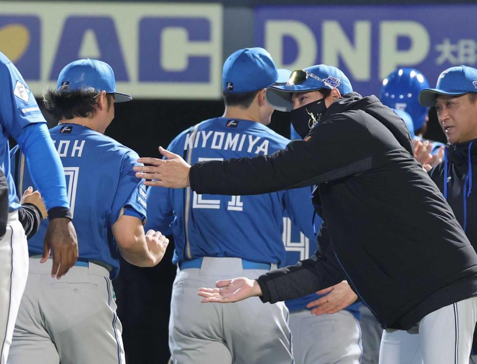 　完投勝利の伊藤を笑顔で迎える新庄監督