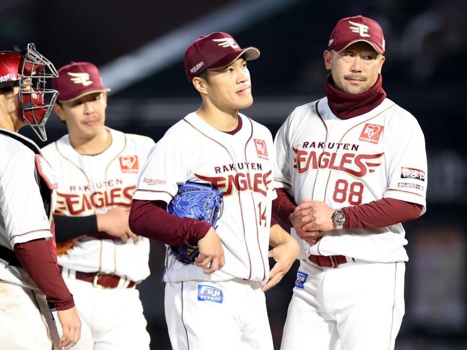 　９回、勝ち越しを許し、降板する則本（右は三木監督）