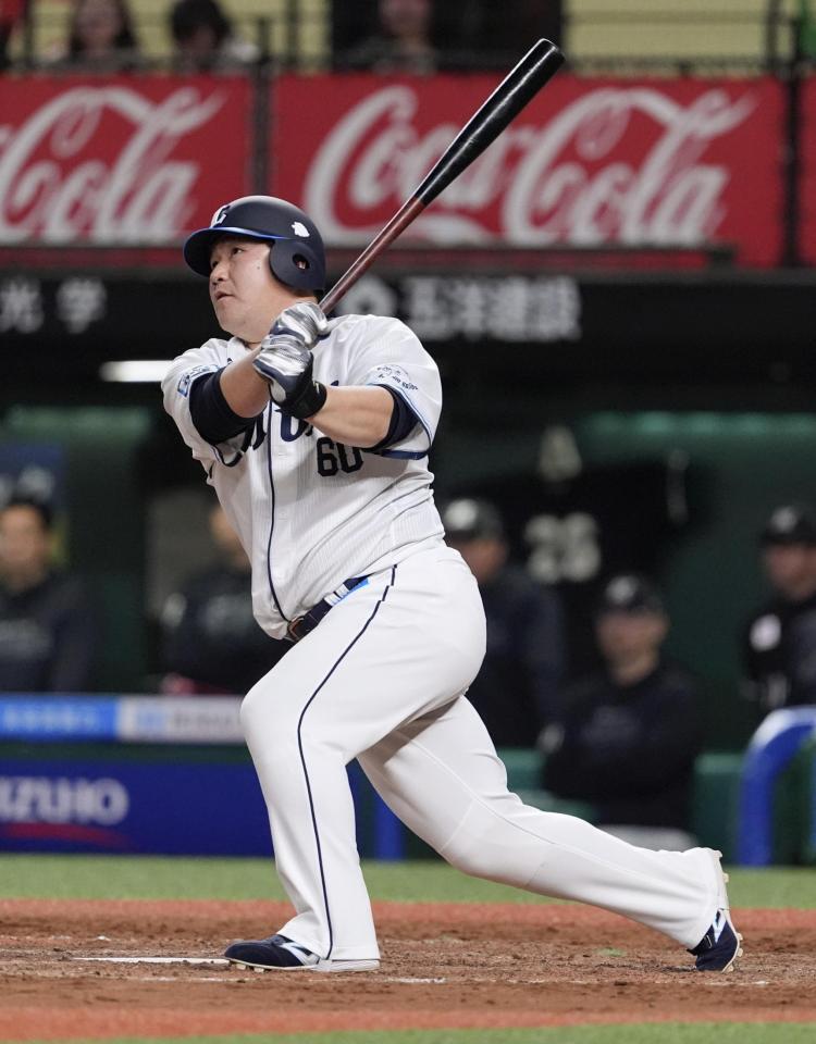 　９回、代打・中村剛が左中間に２ランを放つ