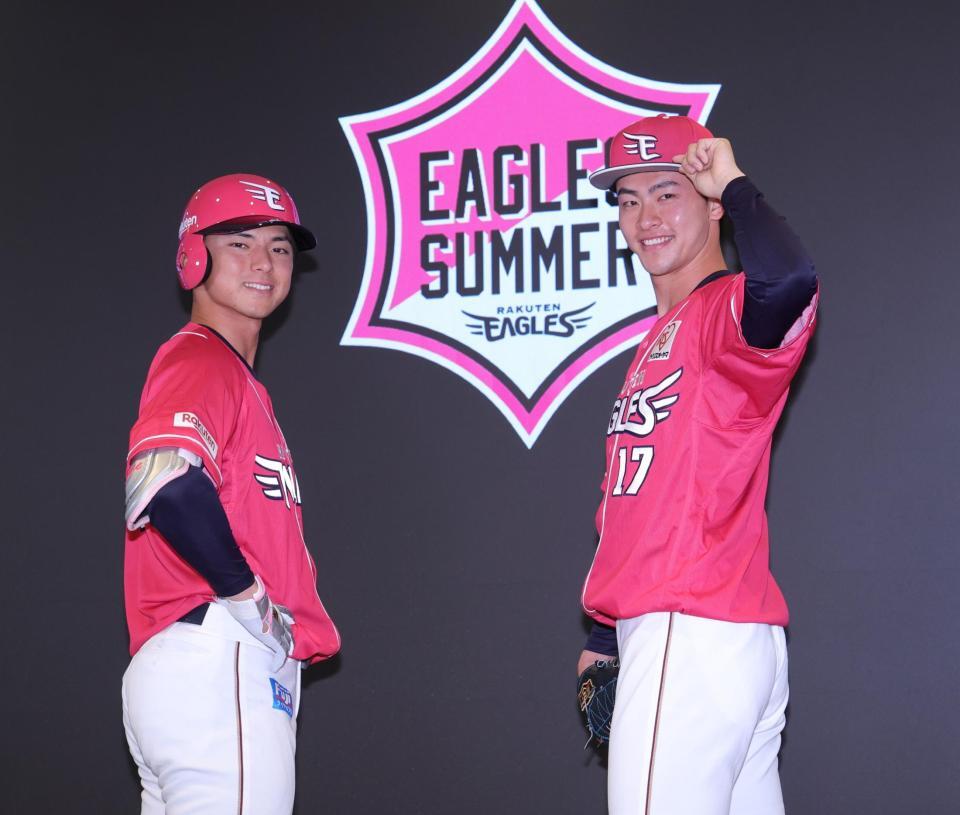 　ピンクのＳＵＭＭＥＲユニホームを着用し笑顔の宗山（左）と古謝（撮影・金田祐二）