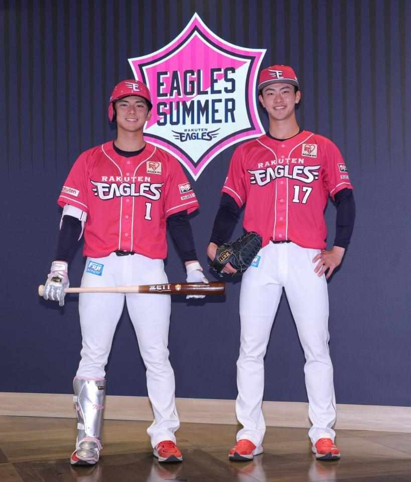 　ピンクのＳＵＭＭＥＲユニホームを着用し笑顔の宗山（左）と古謝（撮影・金田祐二）