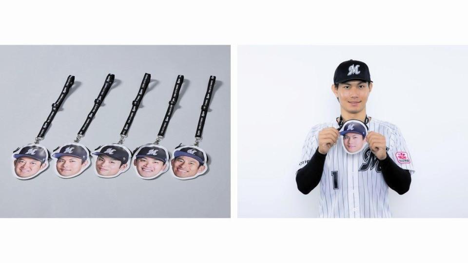 　ロッテがファンクラブ会員に配布する顔型コインケースと手にする藤原（球団提供）