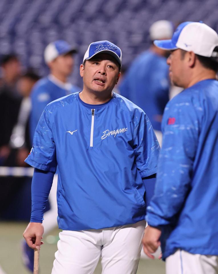 　松中打撃統括コーチと話をする森野打撃・作戦コーチ（撮影・市尻達拡）