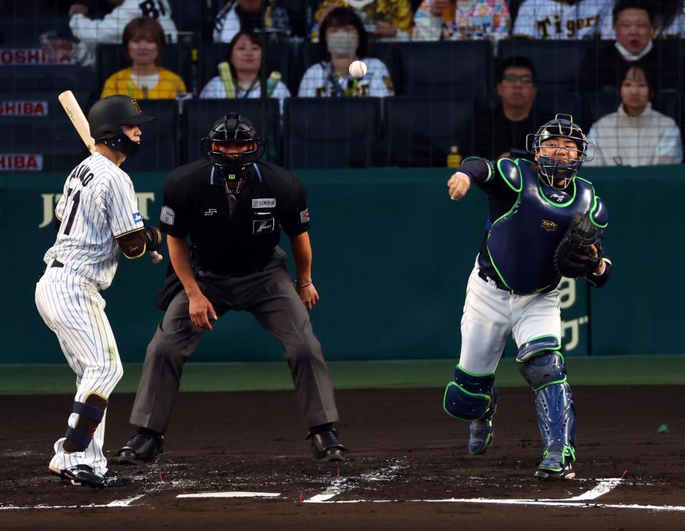 　１回、中村悠は盗塁を狙った近本をアウトにする（撮影・山口登）