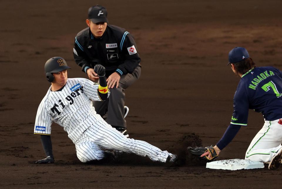 　１回、近本は盗塁を狙うもタッチアウトになる（撮影・山口登）