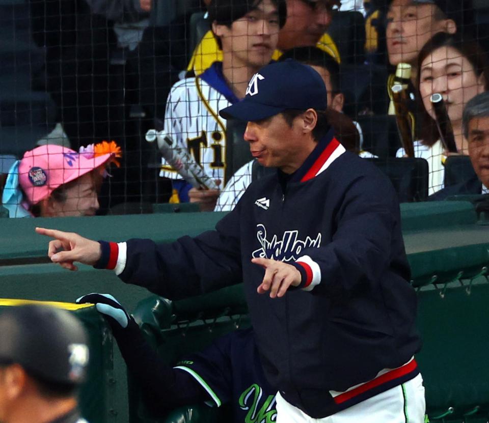 　１回、高津監督は近本の盗塁の判定にリプレイ検証のリクエストをする（撮影・山口登）