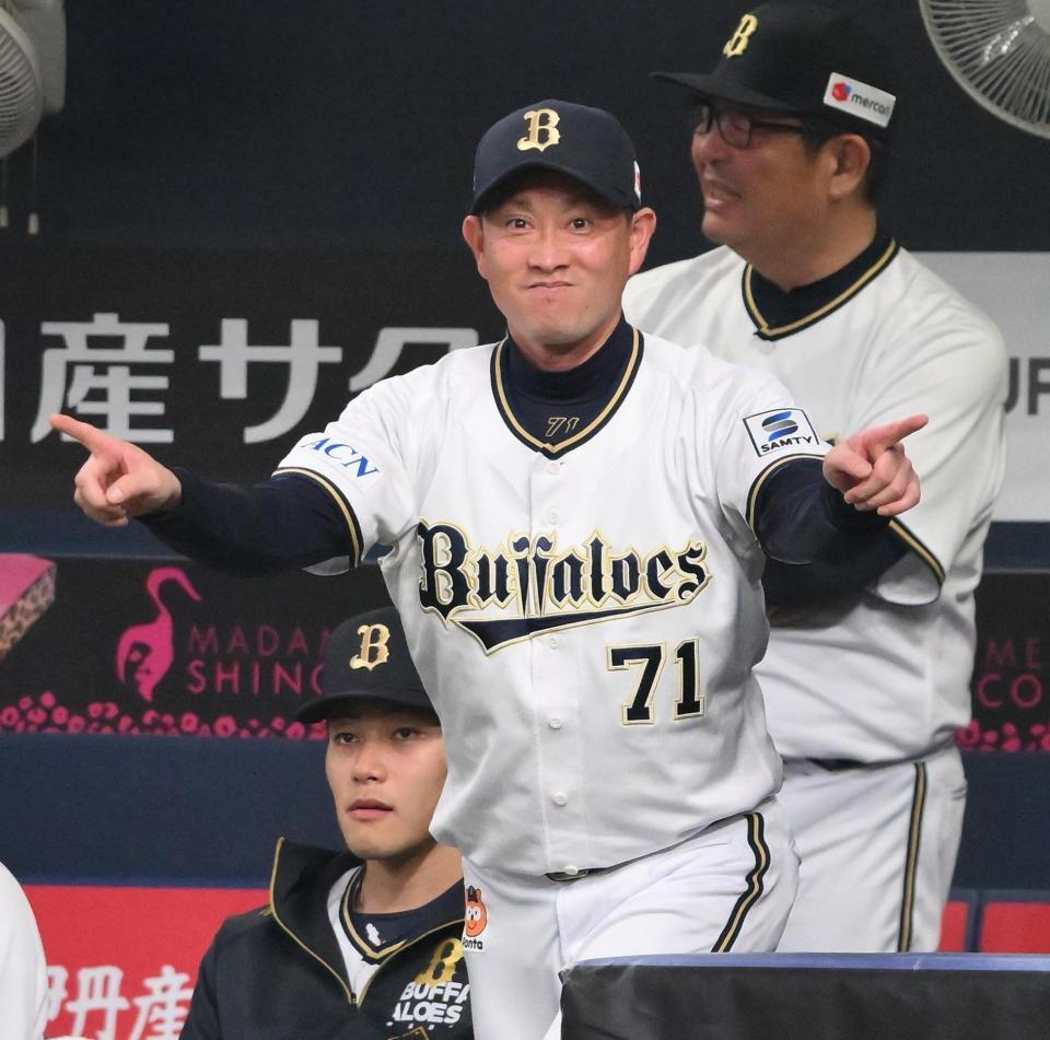 　３回、周東の一塁判定を巡りリプレー検証を要求する岸田監督（撮影・西田忠信）