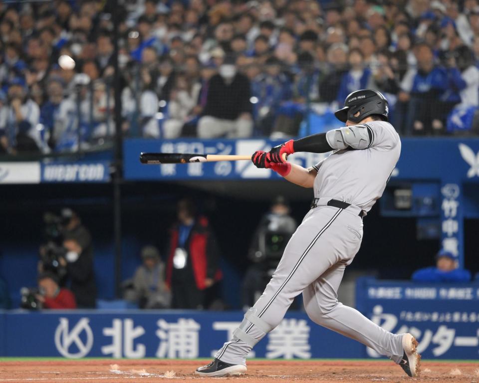 　４回、先制の左越えソロを放つ岡本（撮影・伊藤笙子）