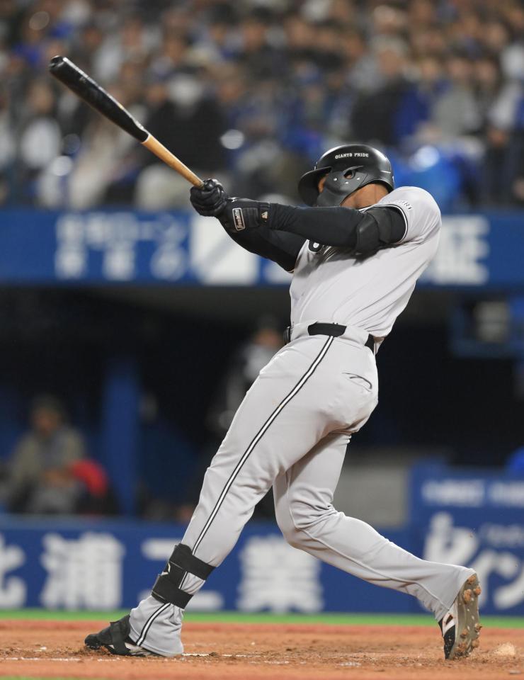 　４回、二者連発となる左越えソロを放つヘルナンデス（撮影・伊藤笙子）