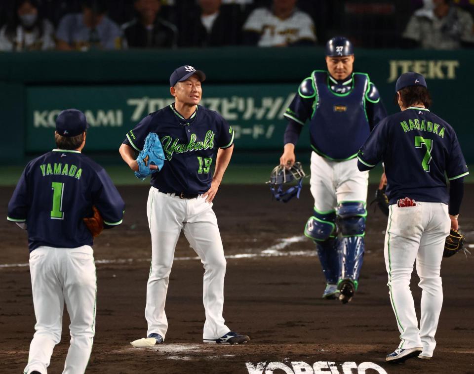 　２回、ピンチを迎えマウンドで渋い表情を見せる石川（中央左）＝撮影・山口登
