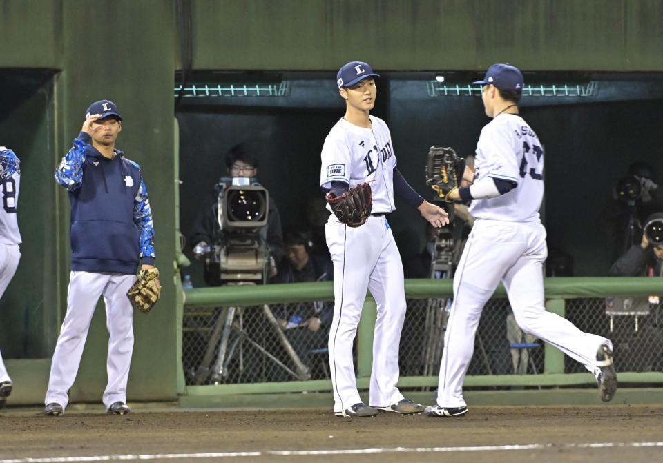 　５回ベンチ前でナインを迎える菅井（右から２人目）＝撮影・持木克友