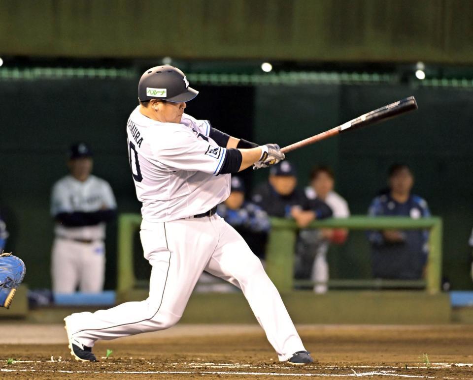 　１回、左前適時打を放つ中村（撮影・持木克友）