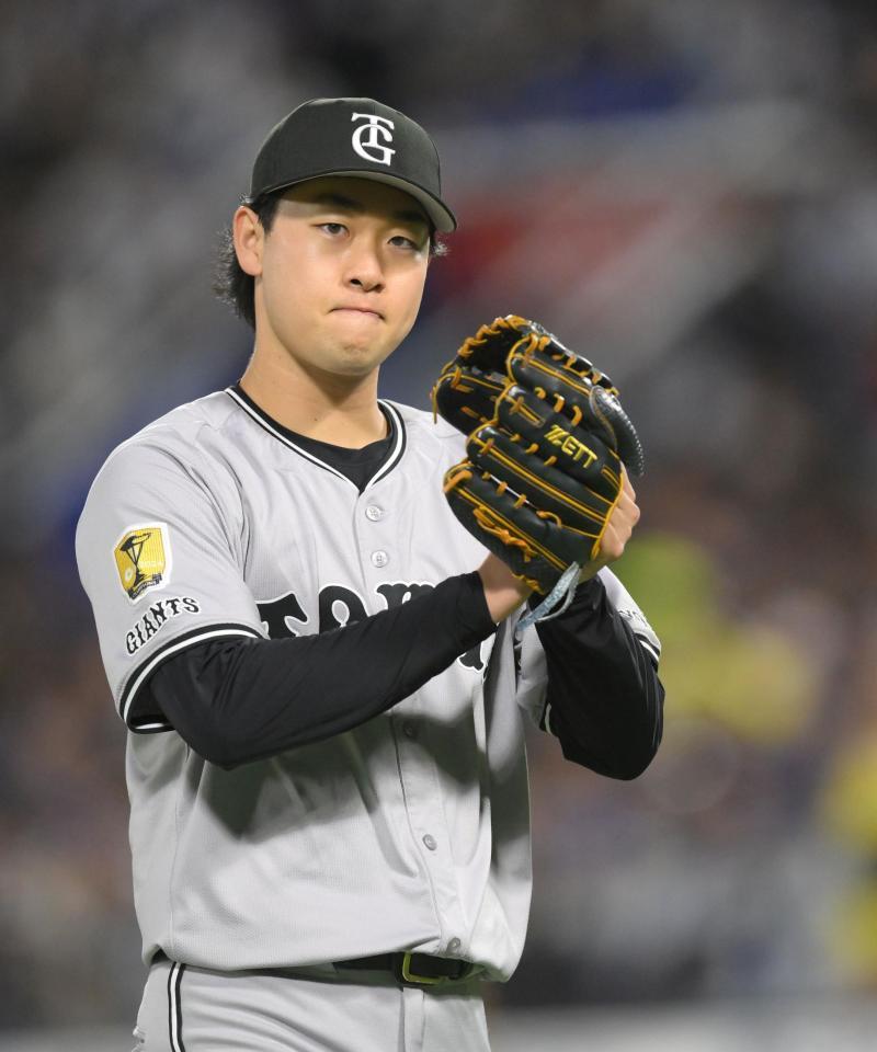 　７回を投げ終え、グラブをたたく山崎（撮影・伊藤笙子）