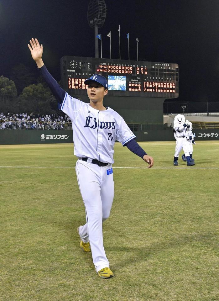 　先発で今季１勝目を挙げファンの声援に応える菅井（撮影・持木克友）