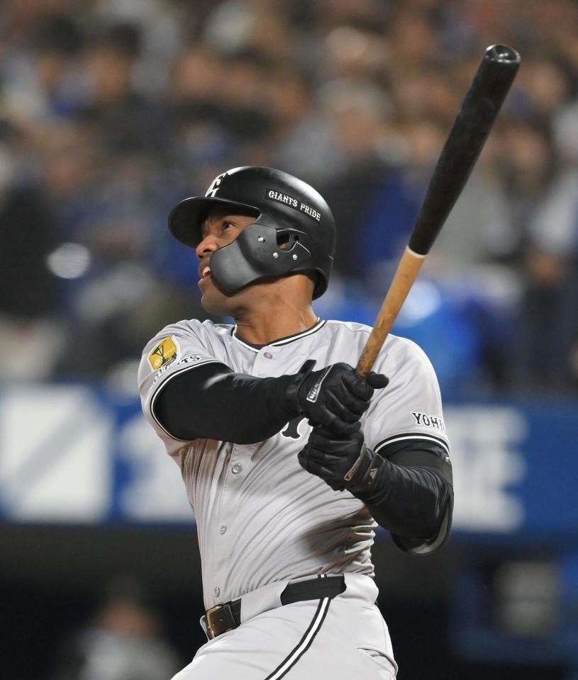 　４回、二者連発となる左越えソロを放つヘルナンデス（撮影・伊藤笙子）