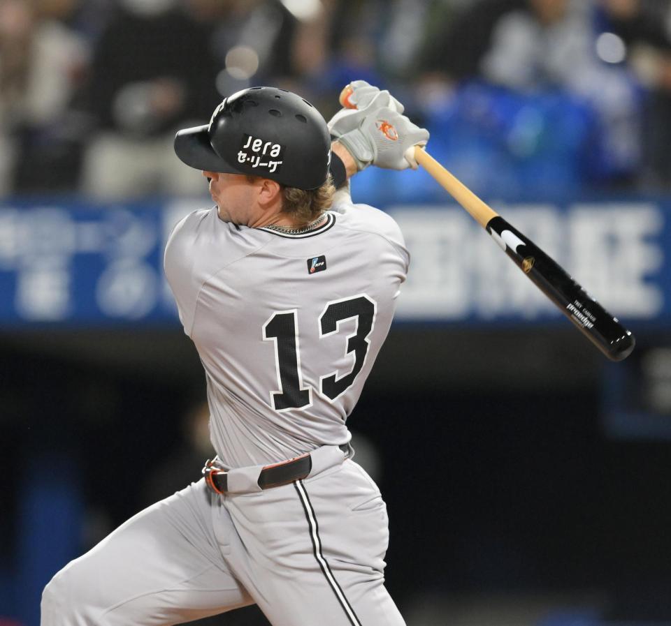 　７回、右越えソロを放つキャベッジ（撮影・伊藤笙子）