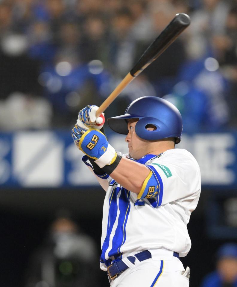 　９回、右中間へ３ランを放つ牧（撮影・伊藤笙子）