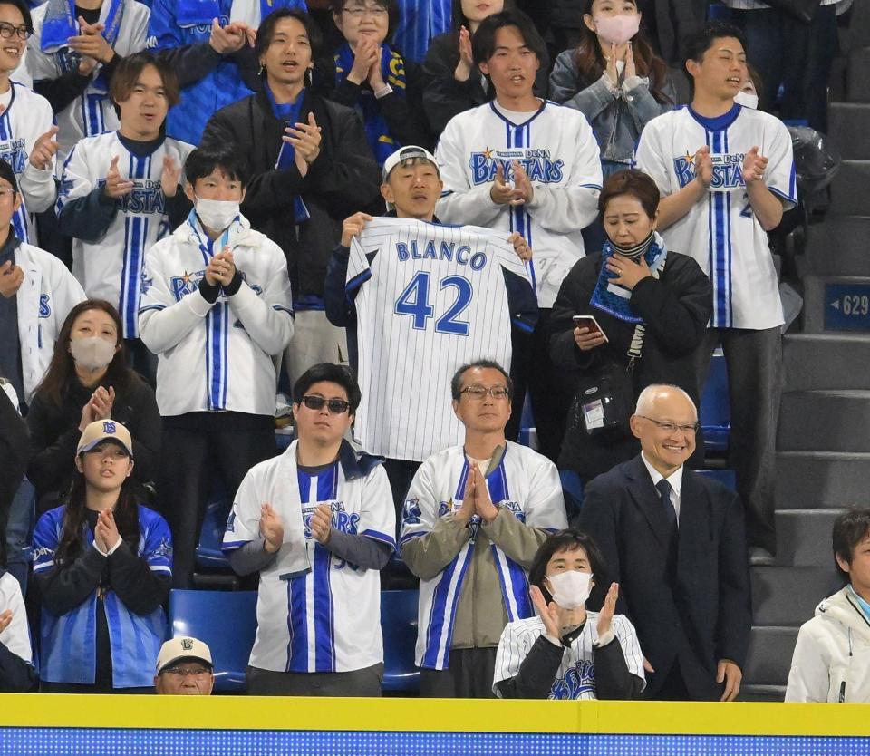 　９回、ライトスタンドで応援するＤｅＮＡファン（撮影・伊藤笙子）